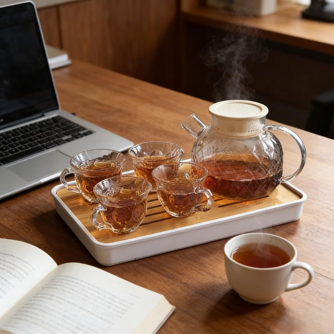 Tee Kannen Set 6-teilig – Besser im Glas Teekanne mit Filter & 4 Tassen auf Bambusbrett – Teeset mit