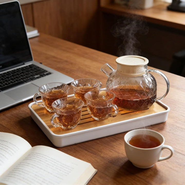 Tee Kannen Set 6-teilig – Besser im Glas Teekanne mit Filter & 4 Tassen auf Bambusbrett – Teeset mit