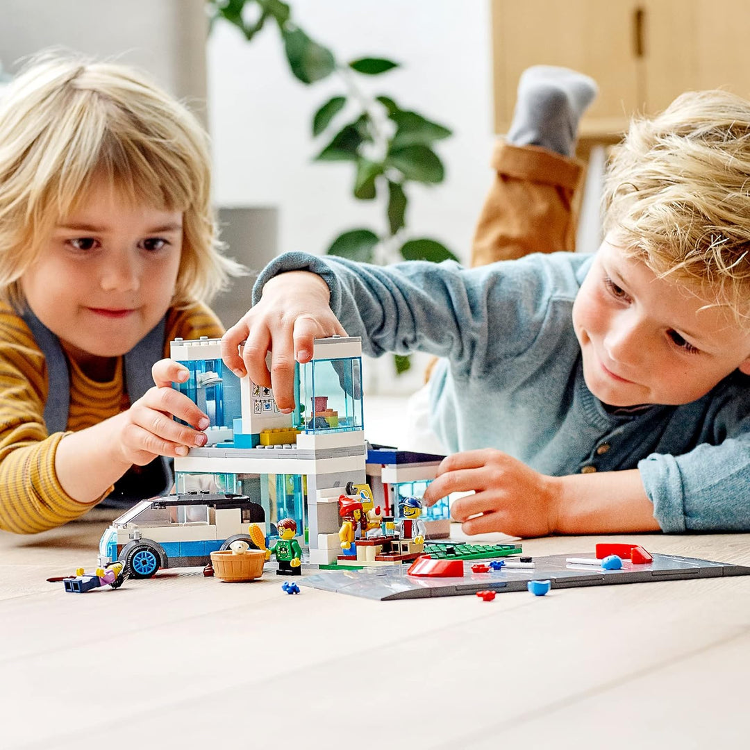 LEGO 60291 City Modernes Familienhaus, Puppenhaus mit Strassenplatten und 4 Minifiguren, kreatives K