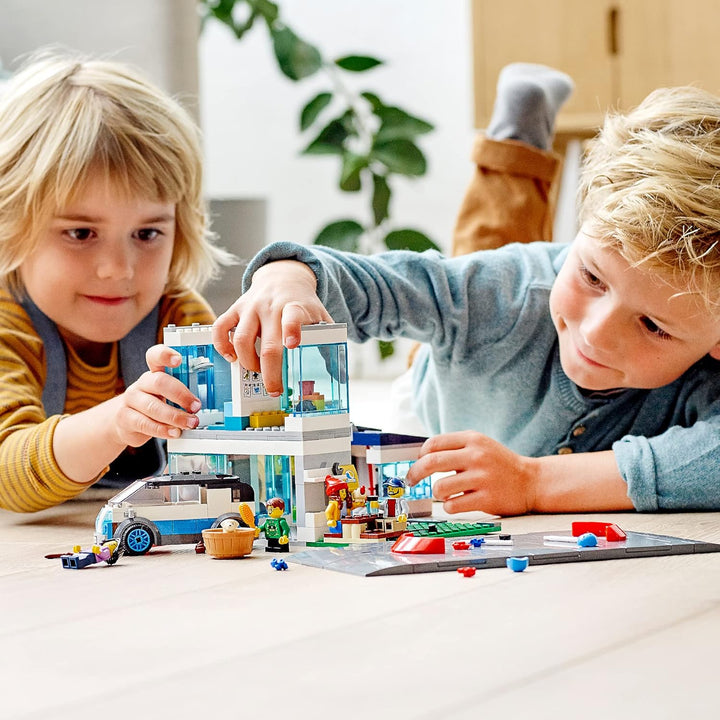 LEGO 60291 City Modernes Familienhaus, Puppenhaus mit Strassenplatten und 4 Minifiguren, kreatives K