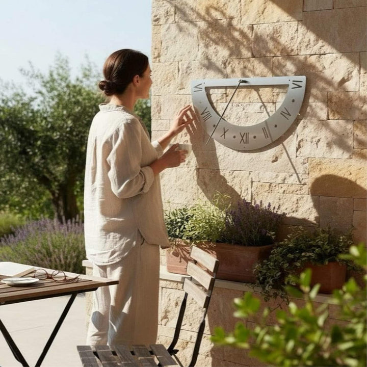DanDiBo Sonnenuhr Edelstahl für die Wand 70 cm Rostfrei 96206 Ausrichtbar Wetterfest Gartenuhr Moder