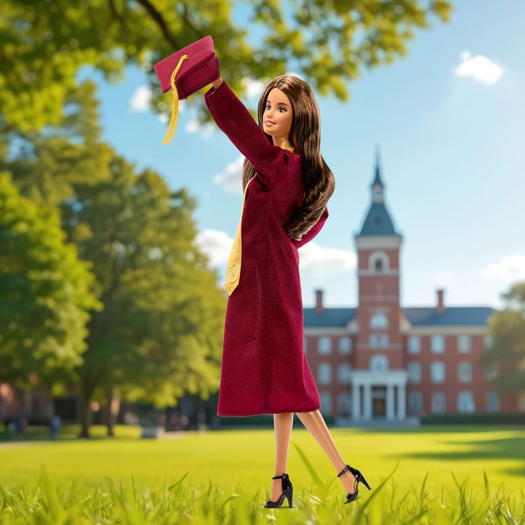 Barbie Signature Graduation Wishes Modepuppe mit burgunderrotem Talar und Hut mit Quaste, Spielzeug