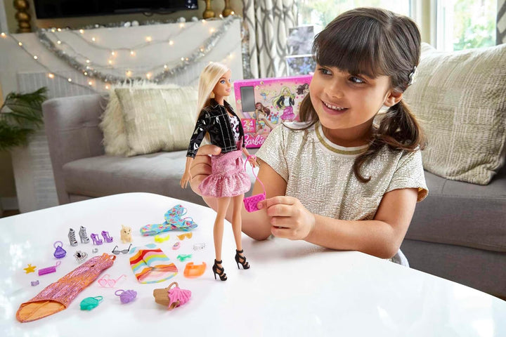 Barbie GYN37 - Adventskalender mit einer Barbie Puppe, 24 Überraschungen, Kleidung und Accessoires f