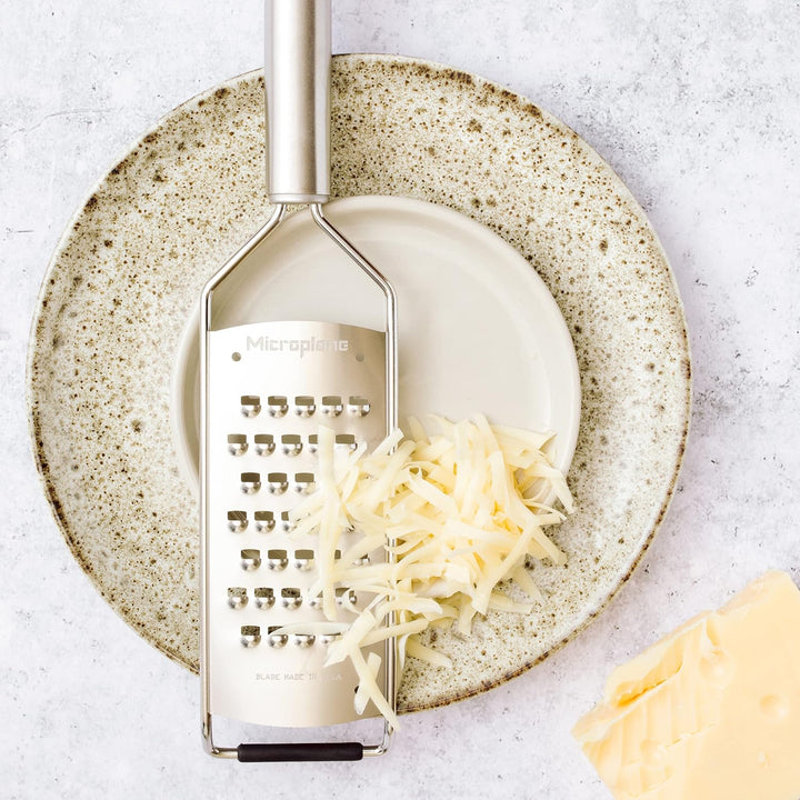 Microplane Küchenreibe Sehr Grob für Kartoffel, Zucchini, Karotte, Apfel, Kohl und Käse mit rasierme