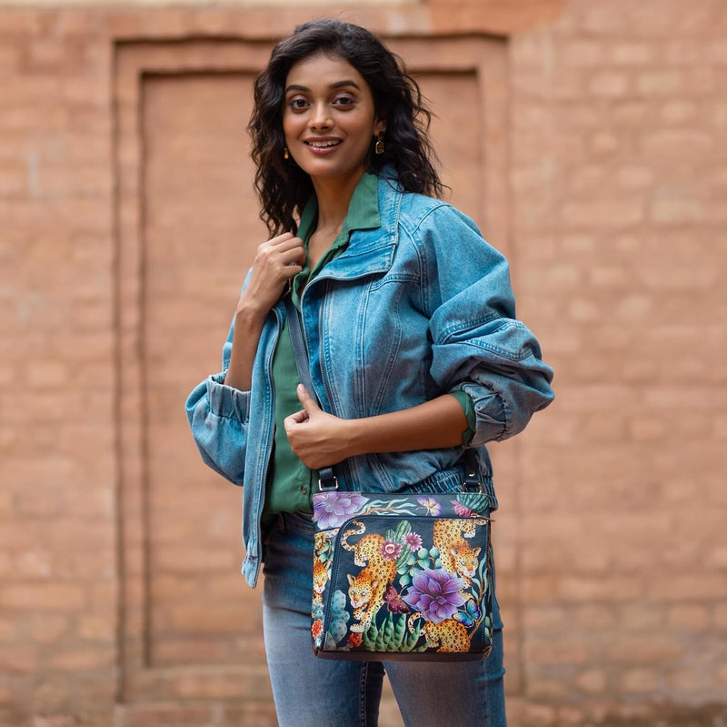 Anuschka Handbemalte Crossbody Tasche mit Organizerfach & RFID-Schutz Wild Desert, Wild Desert