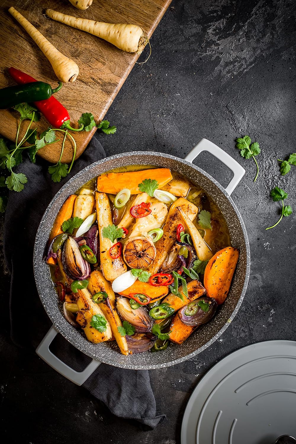 MasterClass Flache Bratpfanne mit Deckel, 4 l/28 cm, leichter Aluminiumguss, induktionsgeeignet und