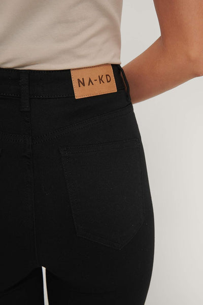 NA-KD Damen Skinny High Waist Open Hem Jeans, Schwarz, 34 EU