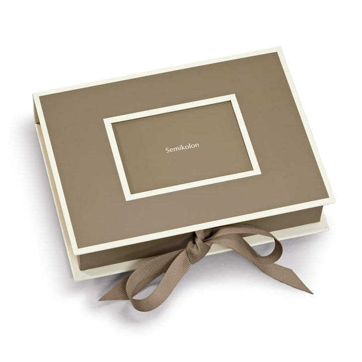 Semikolon 370030 Kleine Fotobox mit Einschubfenster - 20,7 x 15,3 x 4,7 cm - für 13 x 18 cm Fotos -