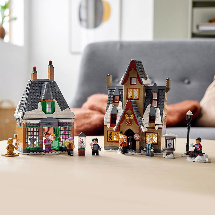 LEGO 76388 Harry Potter Besuch in Hogsmeade Spielzeug für Jungen und Mädchen ab 8 Jahre, Set zum 20.