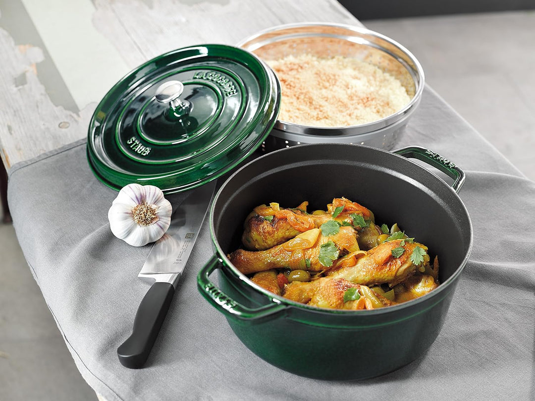 STAUB Gusseisen Bräter/Cocotte, mit Dämpfeinsatz, Rund 26 cm, 5,2 L, Aromaregen Funktion, Für alle H