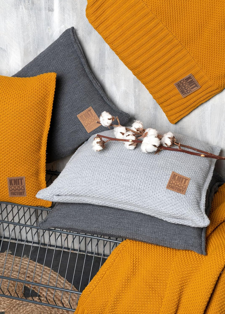 KNIT FACTORY - Jesse Zierkissen - Quadratische Sofa Kissen - Tobacco - Gestrickter Dekokissen - Couc