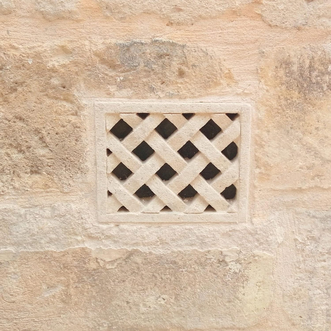 Quadratisches Lüftungsgitter aus Matera-Stein, cm20x20, externe und interne Verwendung. Handgefertig