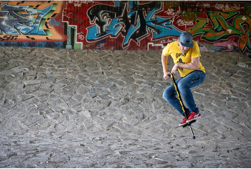 QU-AX® Pogostick schwarz, für 50 bis 80 kg Körpergewicht