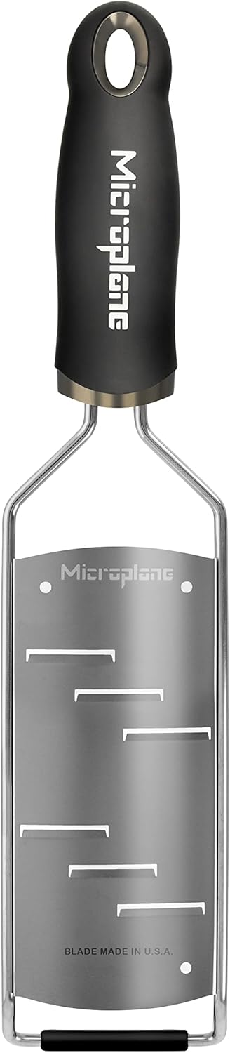 Microplane Grosse Raspel Küchenreibe für Hartkäse, Schokolade und Trüffel in Schwarz mit Edelstahlkl