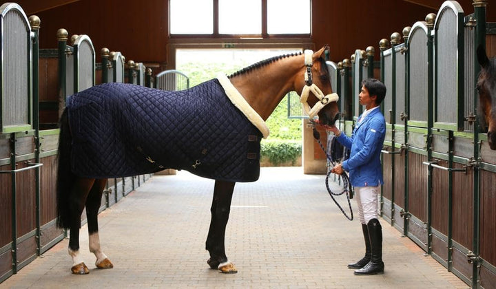 KENTUCKY HORSEWEAR Pferdedecke aus hochfestem Polyesterstoff – Stalldecke mit abnehmbaren Bauchgurte