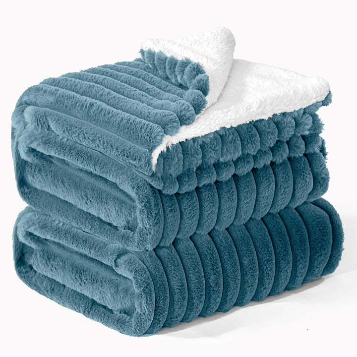 BEDELITE warme Decke Sherpa Kuscheldecke Flauschig Hellblau XXL 220x240 | dicke Deko Fleecedecke, Co