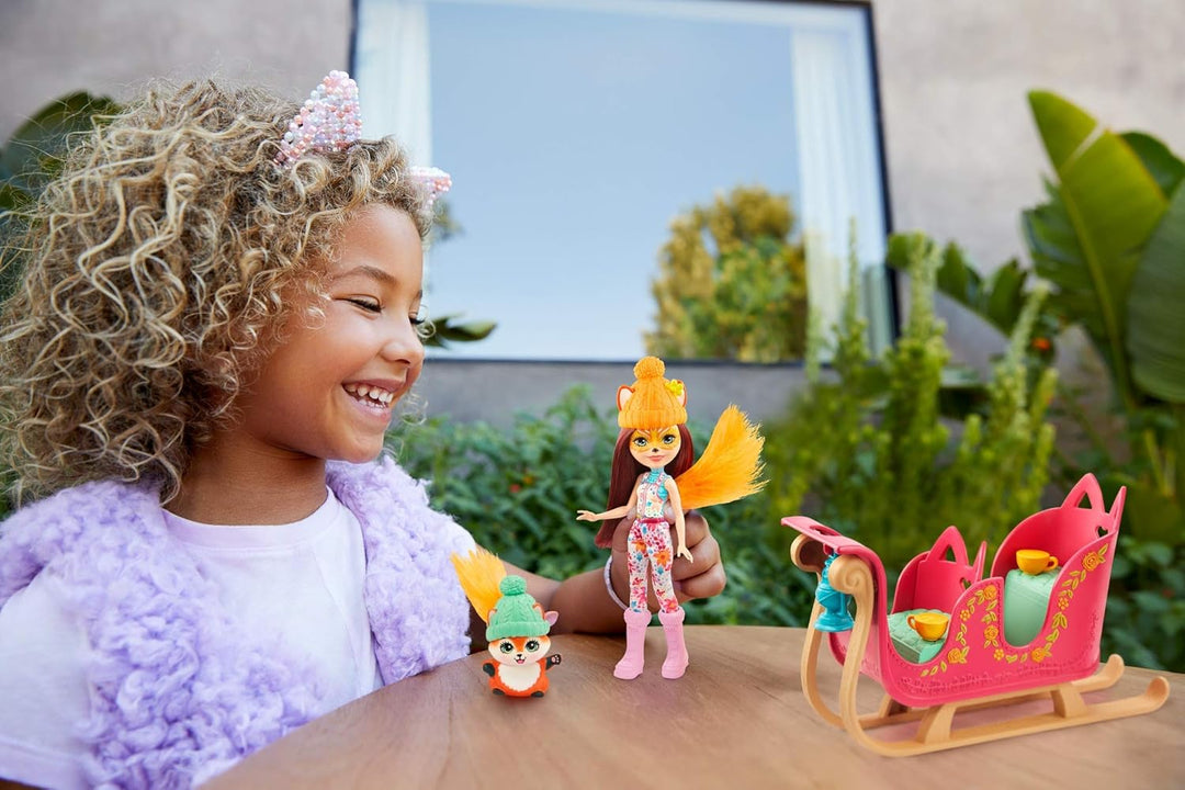Enchantimals GJX31 - Schlittenfreunde Set mit Felicity Fox Puppe (15,24 cm), Tierfigur Flick, Schlit