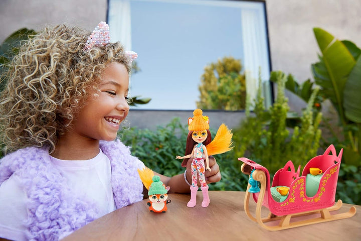 Enchantimals GJX31 - Schlittenfreunde Set mit Felicity Fox Puppe (15,24 cm), Tierfigur Flick, Schlit