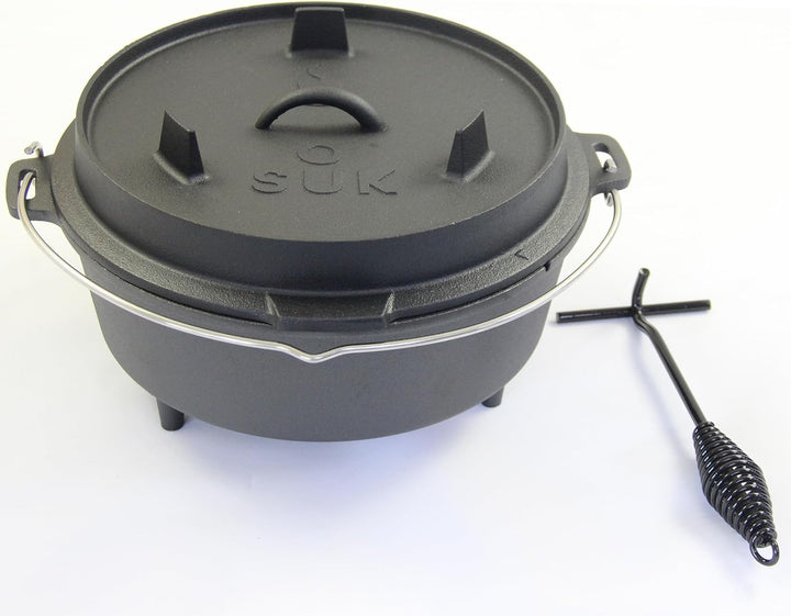 SOUK ONE Dutch Oven Set - Eingebrannter Gusstopf mit Füssen Feuertopf aus Gusseisen mit praktischem