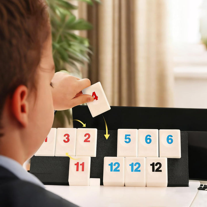 Mini Rummy Spielset, Rummy Reisespiel Mit 104 Karten und 4 Kartenständer Tragbares Rummi cub Mit Auf