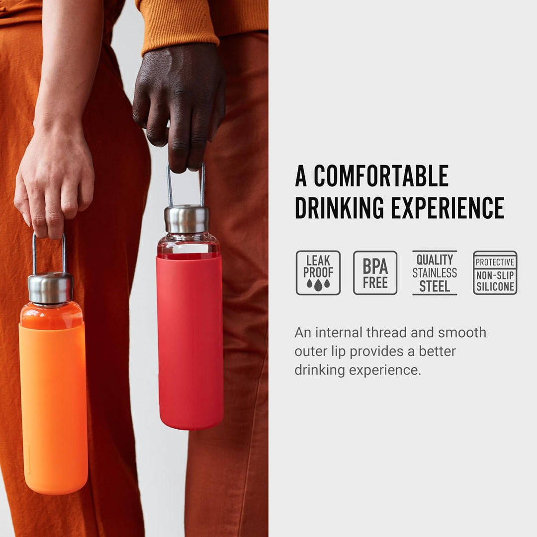 Black+Blum Wasserflasche Glas | Koralle | 600 ml | Edelstahldeckel mit Trageschlaufe | Silikonschutz