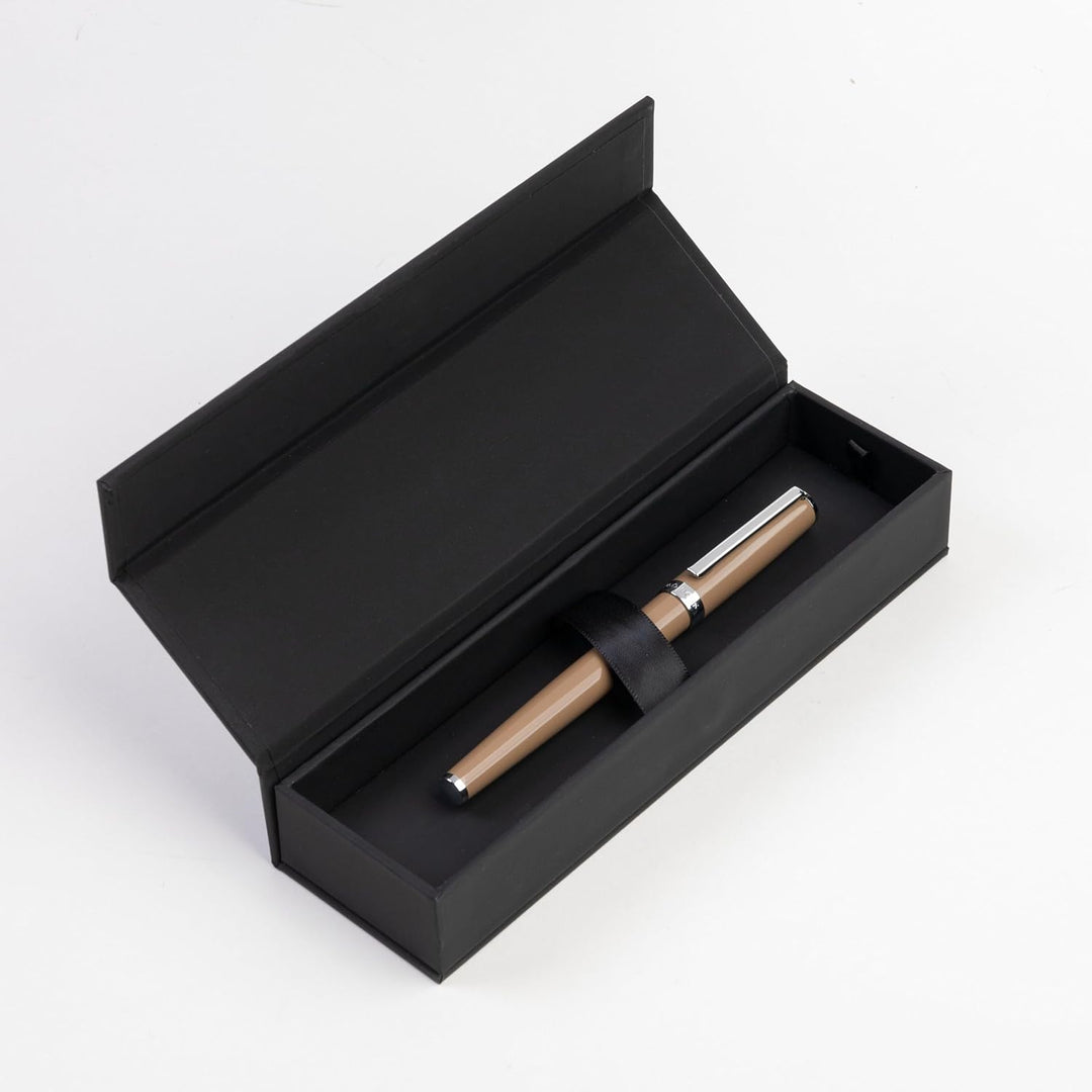 Hugo Boss Gear Icon Tintenroller aus Messing mit Chrome Beschichtung in der Farbe Camel, Masse: 13,8
