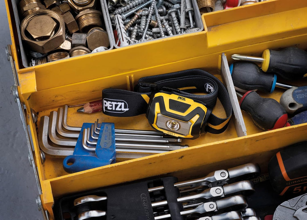 Petzl ARIA 1, Kompakte, langlebige, wasserdichte Stirnlampe, 350 Lumen, Gelb/Schwarz, 350