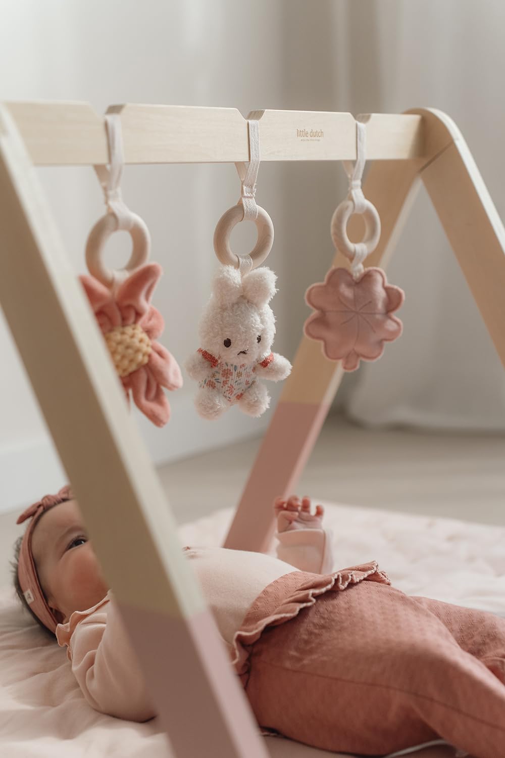 nijntje miffy x Little Dutch Baby Gym Spieltrapez Spielbogen Holz inkl. Anhänger Hase Miffy rosa - L