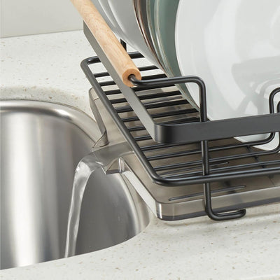 mDesign Abtropfgestell aus Metall mit Holzgriffen – Geschirrabtropfgitter mit Besteckfach und Auffan
