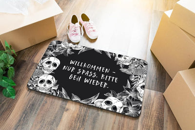 Tassenbrennerei Fussmatte mit Spruch: Willkommen - nur Spass. Bitte GEH Wieder. - Totenkopf Türmatte