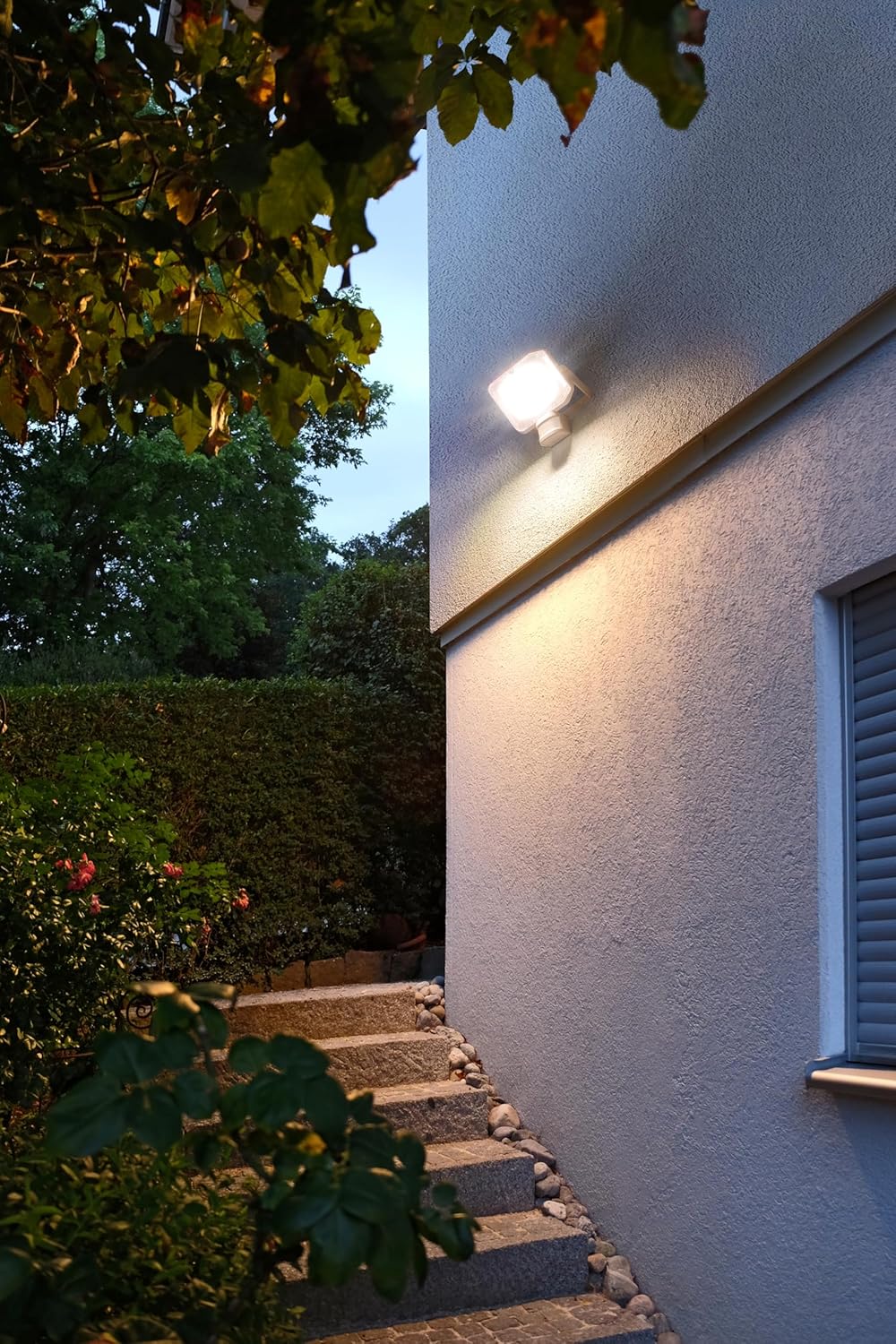 Brennenstuhl LED Strahler AL 3050 mit PIR (30W, 3110lm, 3000K, IP44, LED Fluter zur Wandmontage mit