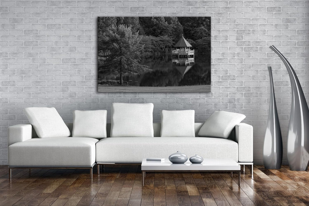 deyoli See im Park mit Holzpavillion Effekt: Schwarz/Weiss Format: 120x80 als Leinwand, Motiv fertig