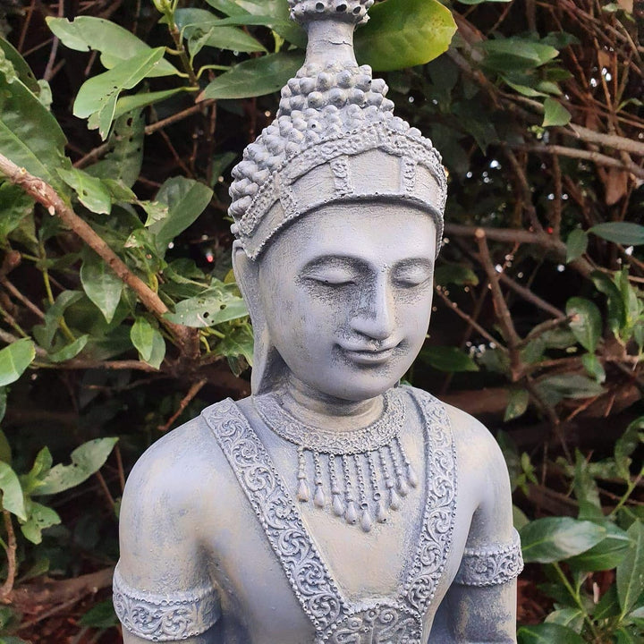 Gartenfigur Buddha Tempelwächter 76 cm grau stehend mit Schale – handbemalte Wächterfigur in Steingu