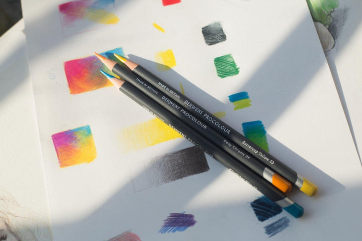 Derwent Procolour Buntstifte, Set mit 12 Stück in Metalldose, 4mm Runder Kern in Premium-Stärke, Gla