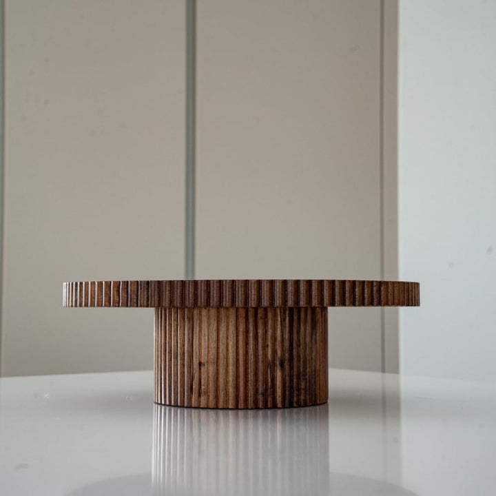 Zoha Akazie Stripe Tortenplatte - Akazienholz, Rund, Natur, 30 cm x 10 cm, Servierplatte gerillt, Ha