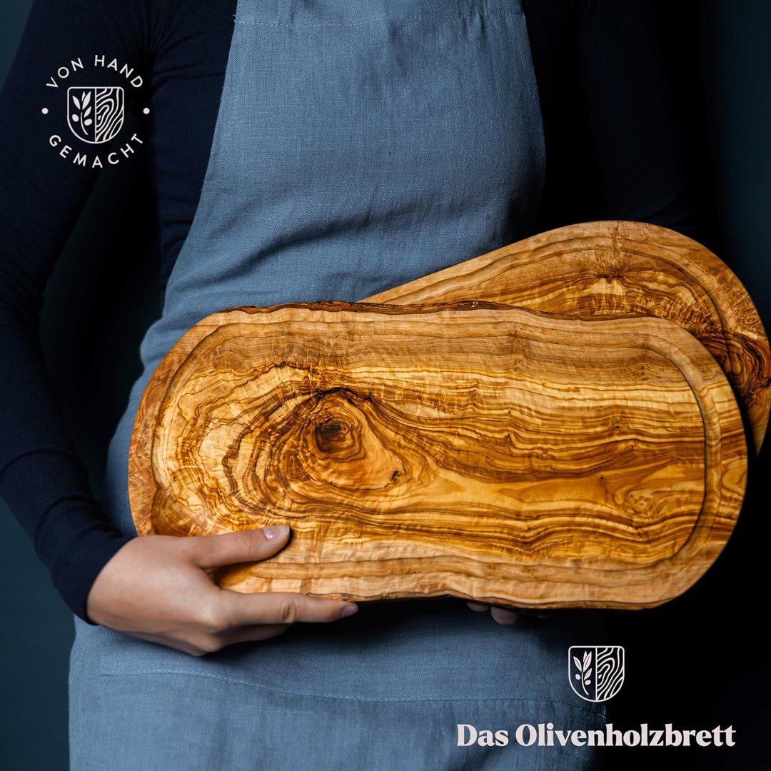 DAS OLIVENHOLZBRETT® Schneidebrett, Servierbrett mit Henkel und Saftrille, Naturform - kann Rinde am