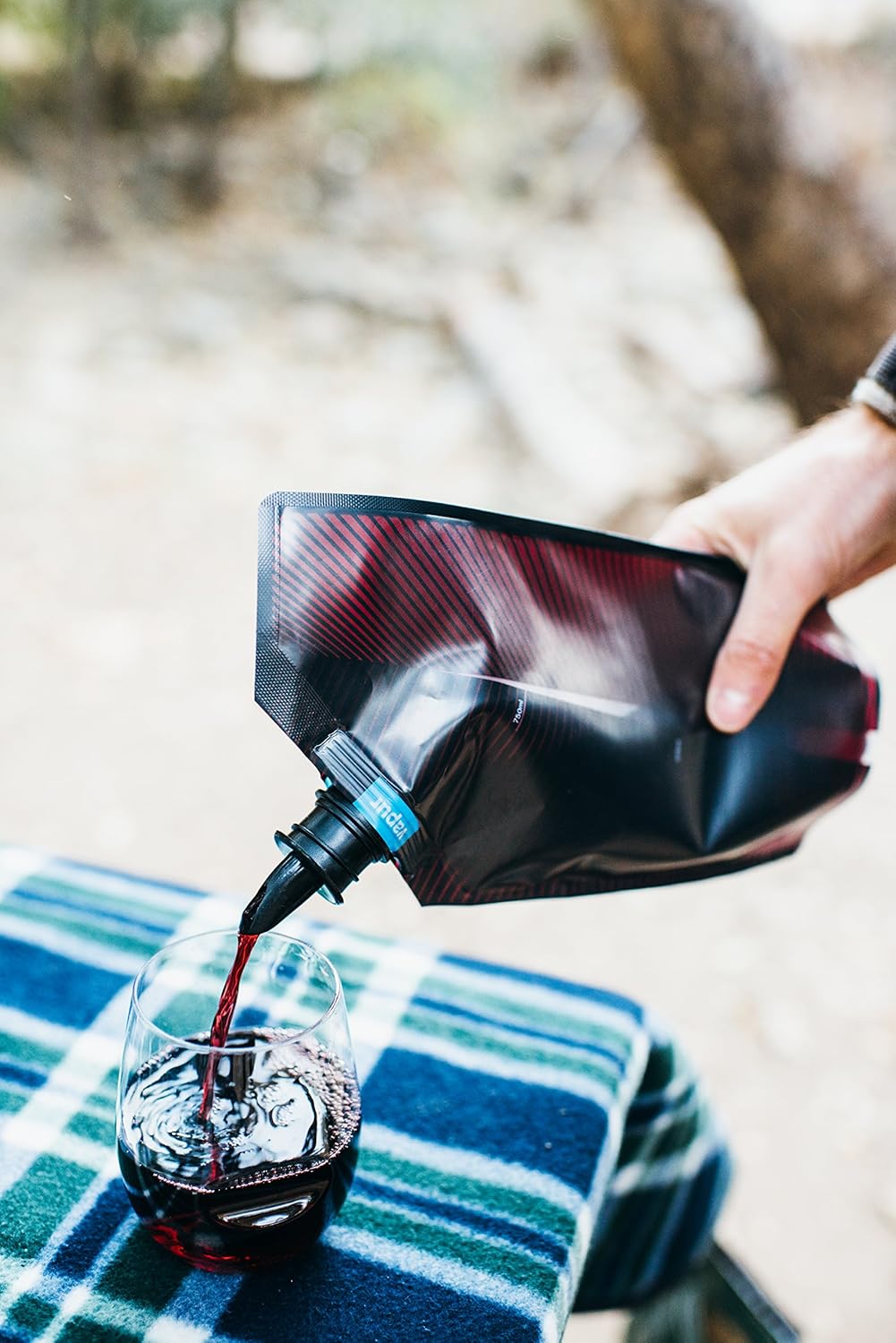 Vapur Zusammenklappbares tragbares Wein-Set, enthält diskreten, faltbaren 750 ml Weinträger mit Ausg