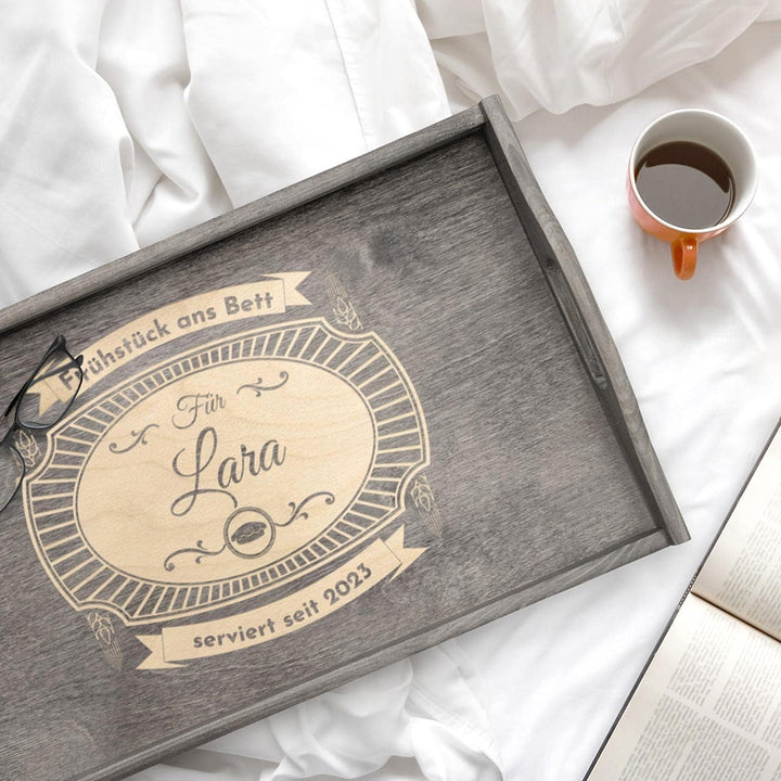 Maverton Betttablett mit Gravur - personalisiert - Sofatisch mit Griffen - klappbar - erhöhter Rand