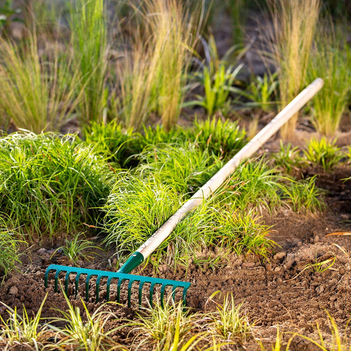 KADAX Rechen aus Metall, Flache Harke mit Stiel aus Holz, Laubbesen für Garten, Beet, Laubrechen, Ra
