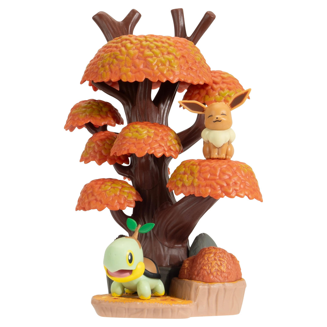 Pokémon PKW3683 - Select Environment Herbstbaum 15 cm mit Evoli und Chelast, offizielles Figuren Set