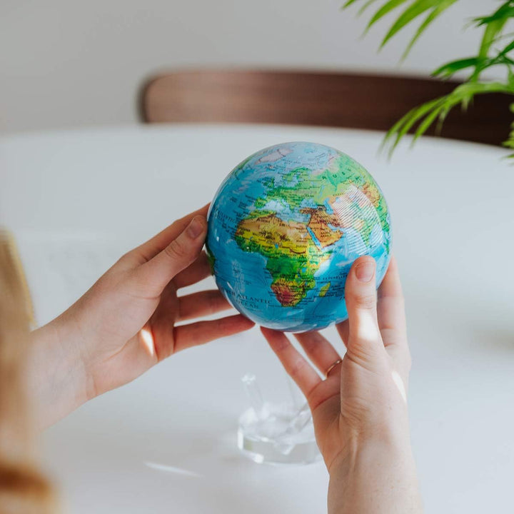 MOVA Globus, Reliefkarte Blau 4.5" mit Sockel, solarbetriebener drehbarer Globus, einzigartiges Gesc