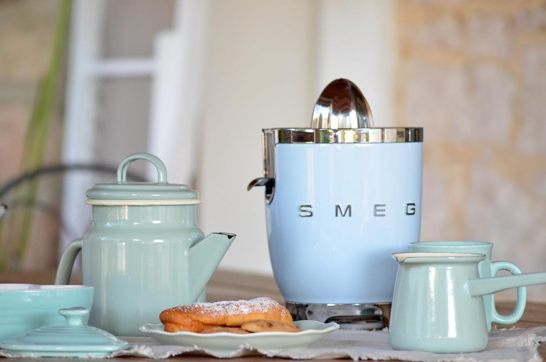 SMEG, Elektrische Zitruspresse CJF11PBEU, tropfsicherer Auslauf und Universalkegel, rutschfeste Stel