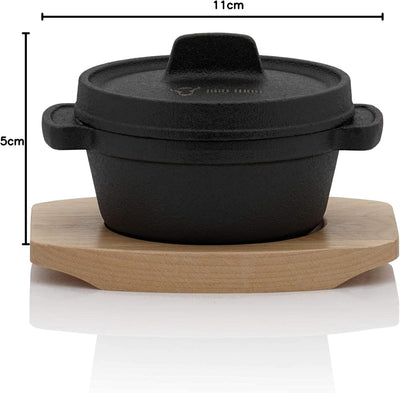 BBQ-Toro Mini Dutch Oven (1 Stück) | Ø 11 cm | Gusseisen Serviertopf mit Holzunterlage | bereits ein