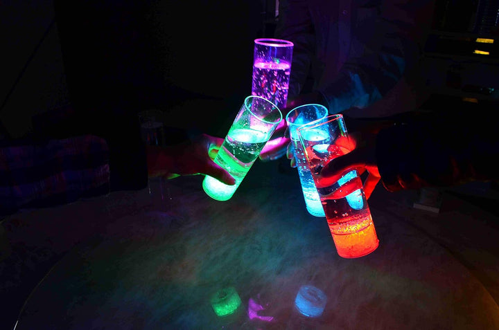PRECORN 2er Set LED beleuchtetes Longdrinkglas Kunststoff 400ml Trinkglas Partyglas Hochzeit Silvest