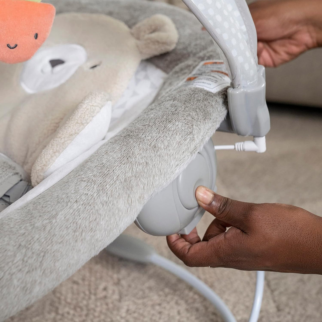 Ingenuity - InLighten Babywippe mit Lichtern, Nate Bunny, Spielzeugleiste, Vibrationen, Geräuschen,