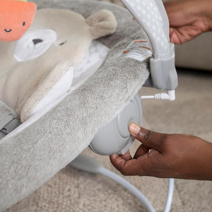 Ingenuity - InLighten Babywippe mit Lichtern, Nate Bunny, Spielzeugleiste, Vibrationen, Geräuschen,