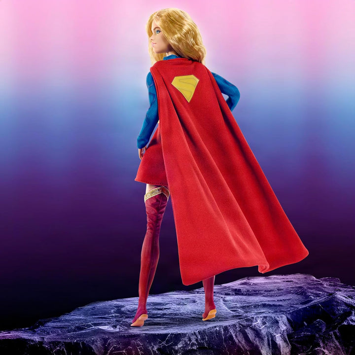 Barbie Signature DC Supergirl Modepuppe, Blond mit Superheldinnen-Kostüm und Cape, Sammlerpuppe in p