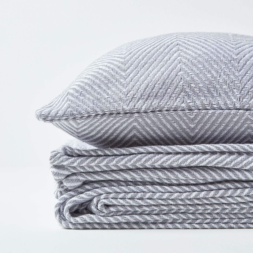 Homescapes grosse Tagesdecke Halden mit Fischgräten-Muster, weiche Wohndecke aus 100% Baumwolle in G
