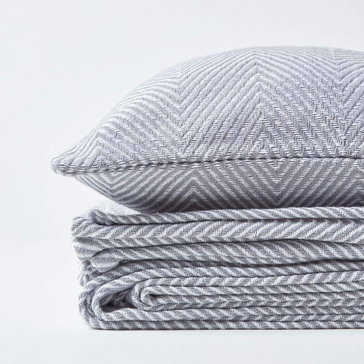 Homescapes grosse Tagesdecke Halden mit Fischgräten-Muster, weiche Wohndecke aus 100% Baumwolle in G