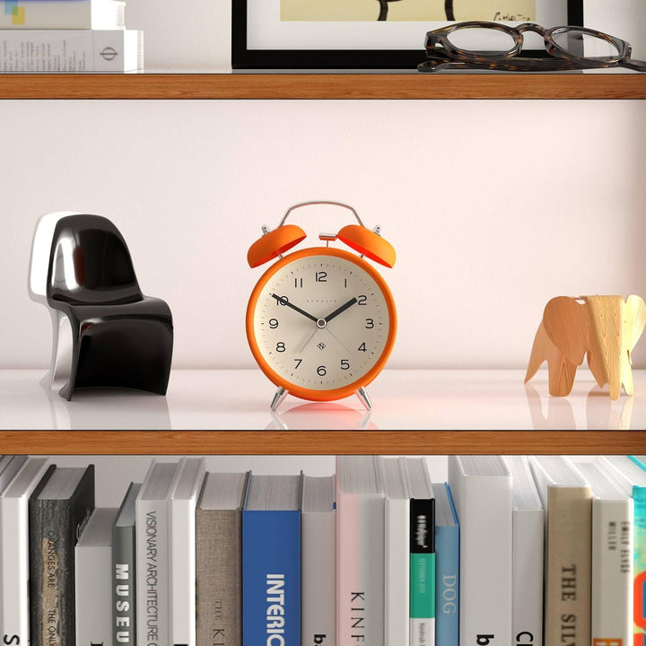 NEWGATE ® Charlie Bell Echo Alarm – Kleiner moderner Nachttischwecker – Schlafzimmerzubehör – Wecker